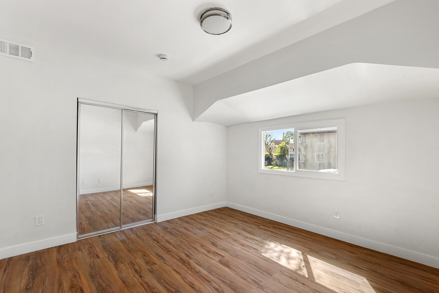 Building Photo - 1301 N Poinsettia Pl