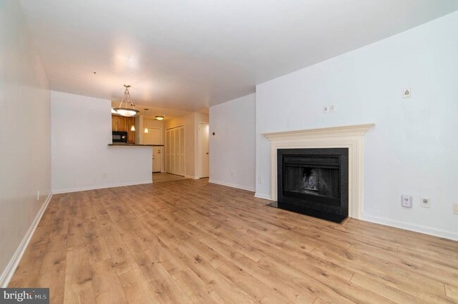 Building Photo - 3176 Summit Square Dr