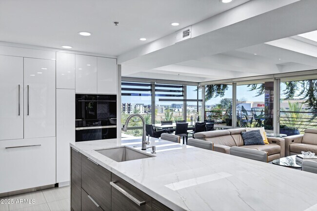 Building Photo - 7137 E Rancho Vista Dr