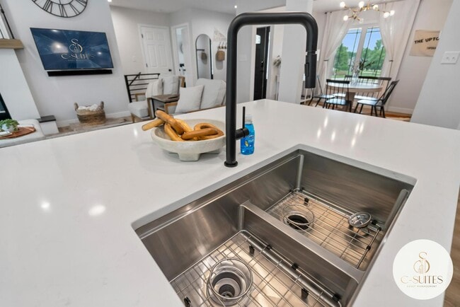 Building Photo - 1709 NW 33rd Pl