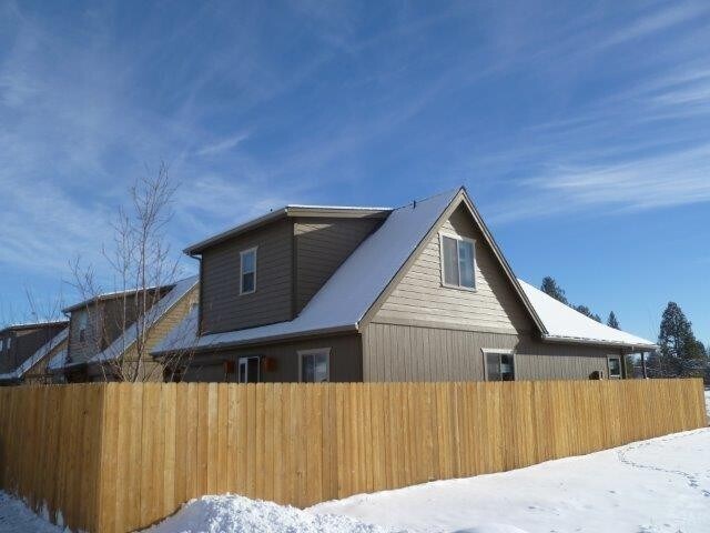 Building Photo - Custom 3-Bedroom with Fenced Yard in heart of Sisters!