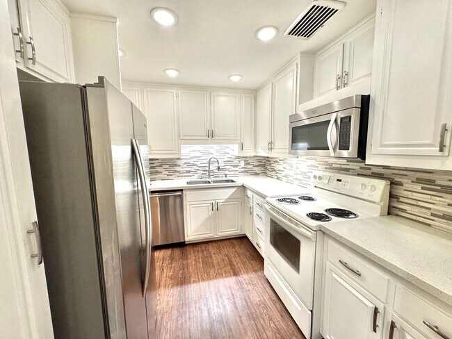 Primary Photo - Must See! Beautiful 2 Bed / 2 Bath in La J...