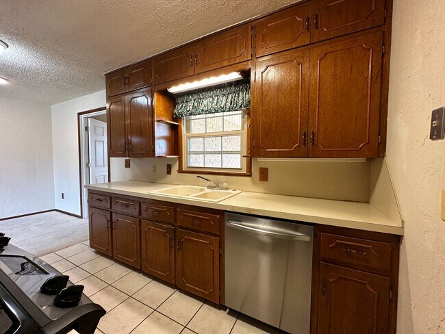 Building Photo - 3 Bedroom