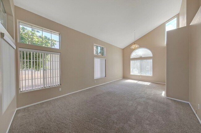 Building Photo - Green Valley Home! Beautiful &  Spacious! Stainless steel appliances! Washer & dryer! No pets!