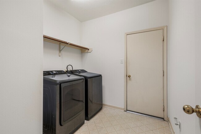 Building Photo - 9211 Memorial Hills Dr