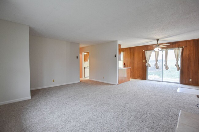 Building Photo - Pet Friendly Three Bedroom!