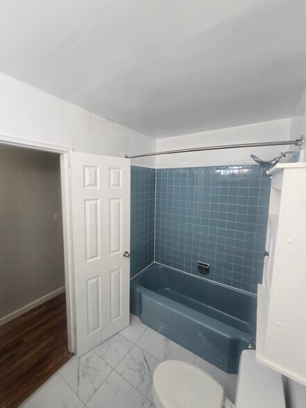 Building Photo - 1037 E 57th St