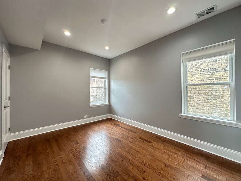 Building Photo - 1149 W Lunt Ave