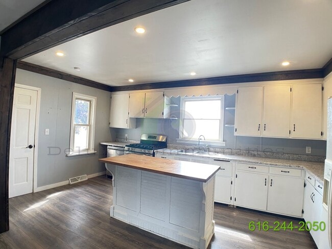 Building Photo - 3 Bedroom (with an extra room) Home Availa...