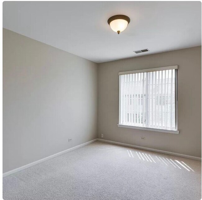 Building Photo - 1 S Oakhurst Dr