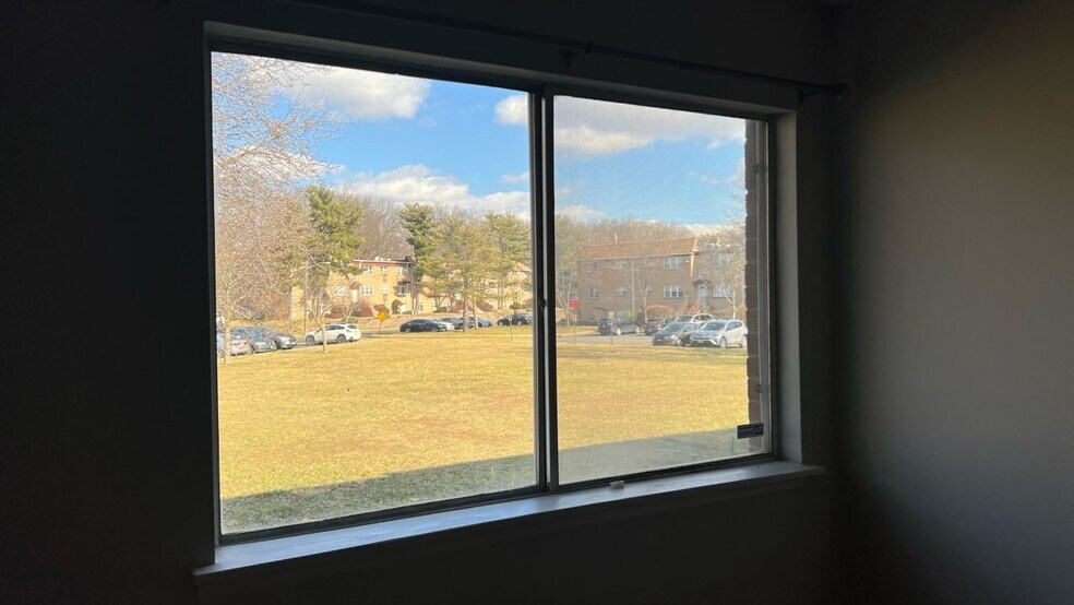 Building Photo - 305 College Dr