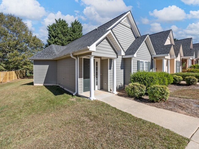 Building Photo - Charming 2 BR, 2.5 BA, One Story End Unit ...