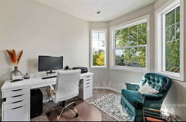 Building Photo - 4366 N Five Mile Rd