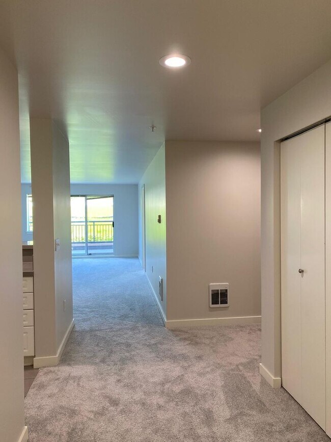 Building Photo - Spacious Seattle Condo - $2,000
