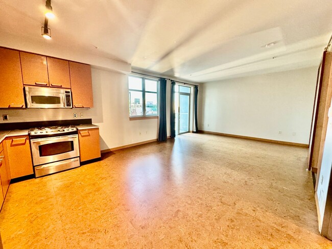 Building Photo - 1 bedroom, 1 bathroom Condo with City View!