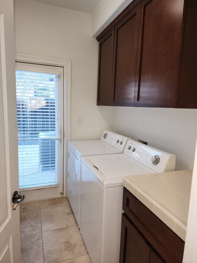 Building Photo - 1385 Oak Valley Dr