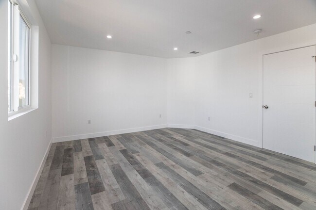 Building Photo - 543 N Virgil Ave