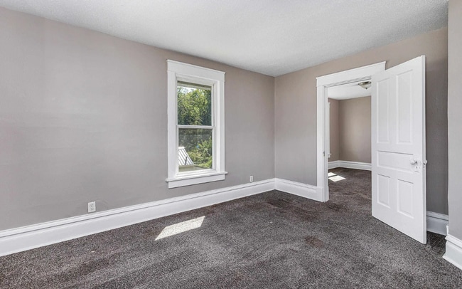 Building Photo - Charming 3-bedroom 1-bathroom single family house rental with a fenced in yard