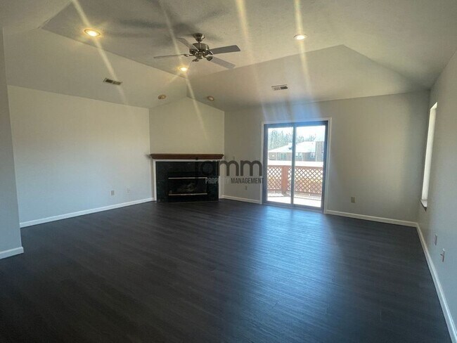 Building Photo - 8671 Scenicview Dr