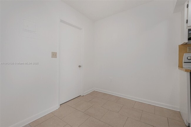 Building Photo - 1975 NE 135th St