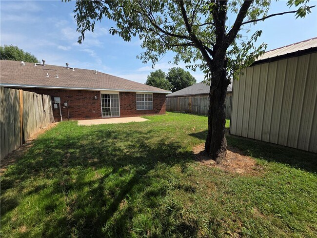Building Photo - 2723 Kasey Ave