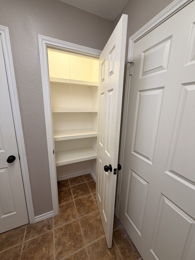 Building Photo - 111 Crestview St