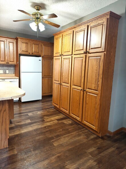 KITCHENa - 1011 E Grand Ave