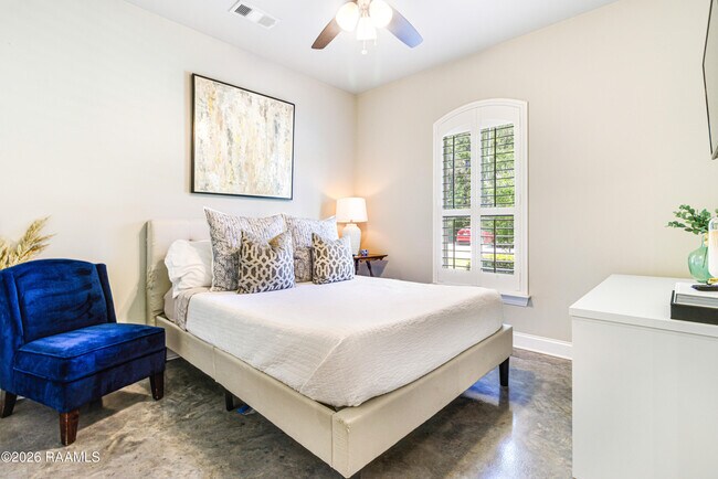 Building Photo - 500 Bateleur Way