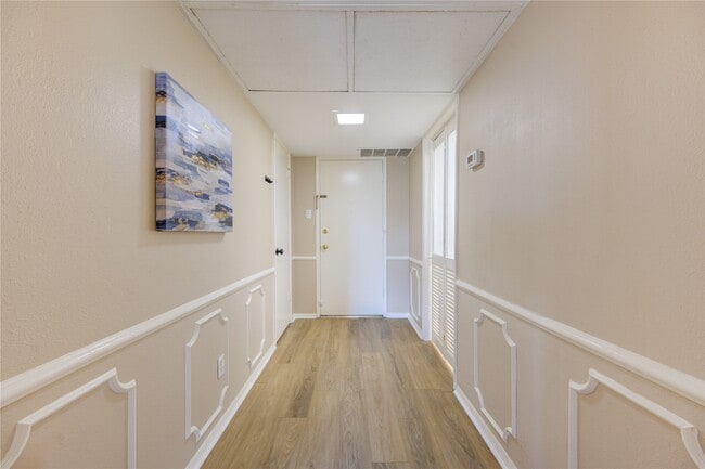 Building Photo - 351 N Post Oak Ln