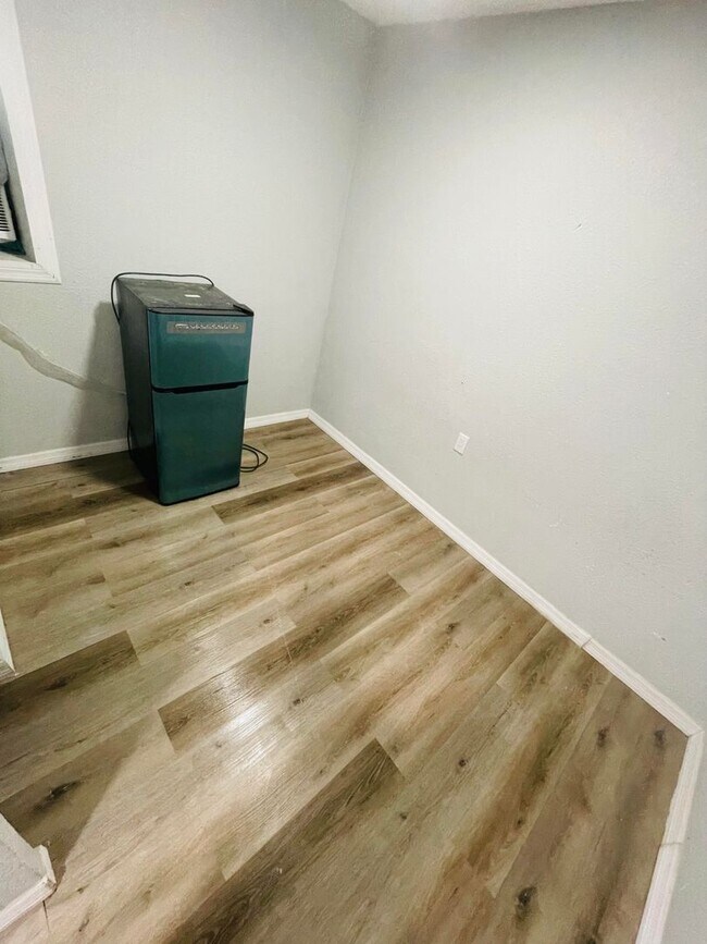 Building Photo - 2117 Mitchell Ct