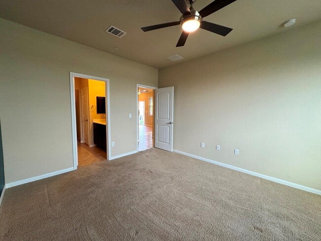 Building Photo - 2880 Donnell Dr