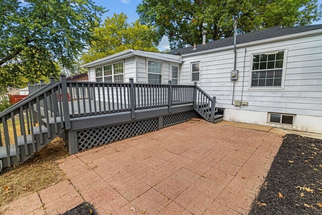 Building Photo - 1122 Roxton Dr