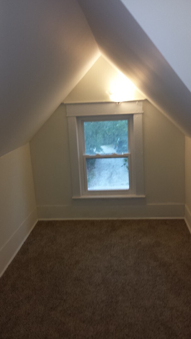 Building Photo - 4 Bedroom House, close to downtown and 3 3 campus's