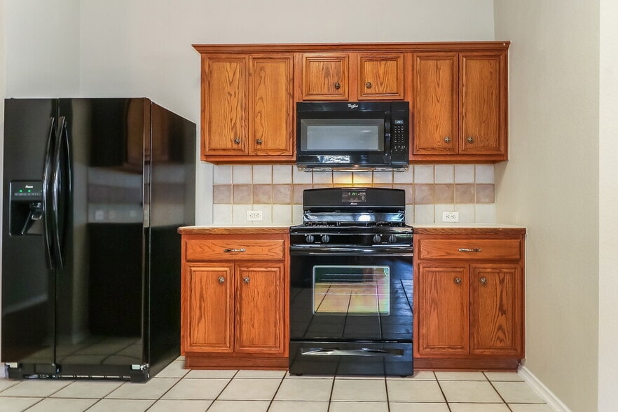 Building Photo - 3020 Meadowbrook Dr