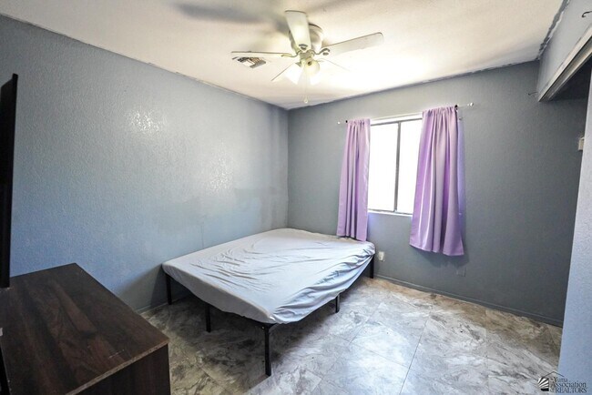 Building Photo - 1429 S Pagent Ave