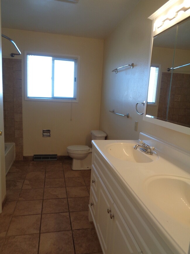 Building Photo - 4 Bedroom House with Newer Carpet and oversized 2 Car Garage!