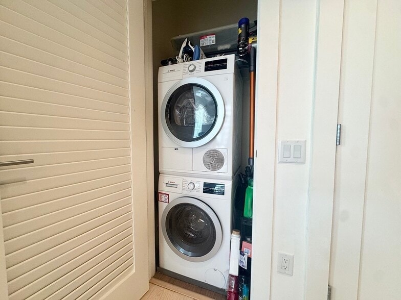 Building Photo - 32 Traveler St