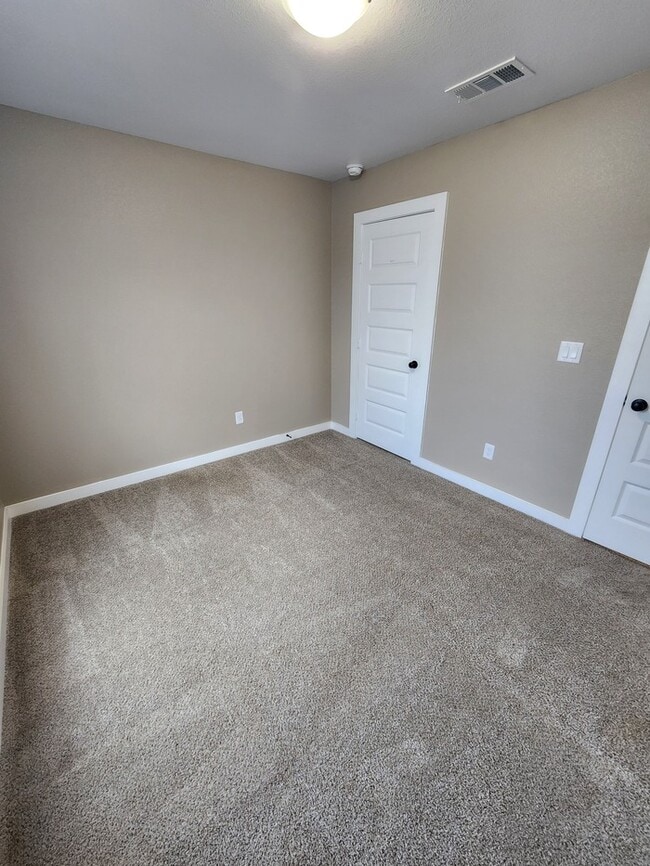 Building Photo - 3 bed 2 bath home, 1 car garage