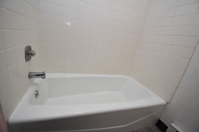 Building Photo - Ground Level 2 Bed Apartment in Great Loca...