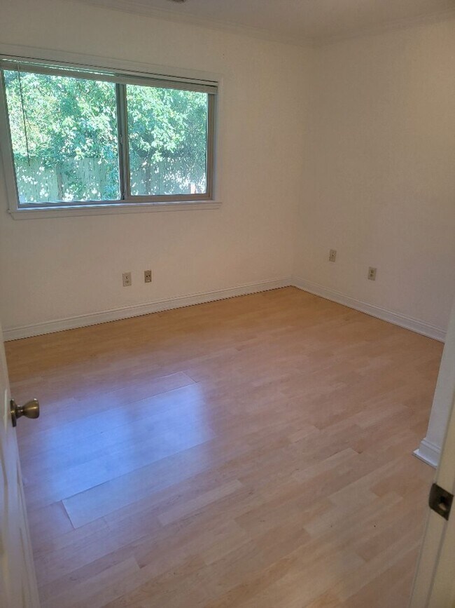 Building Photo - Kent 4 bedroom plus Den and 3 bathrooms & ...