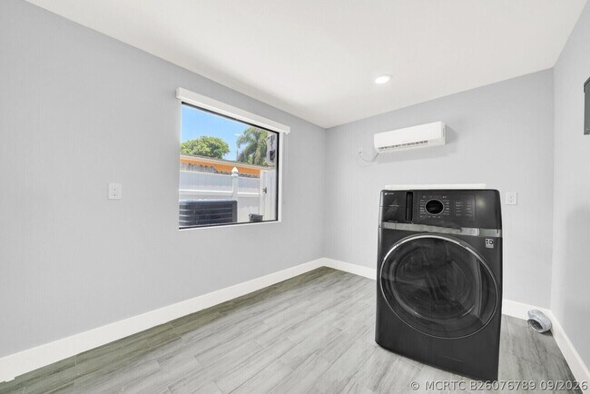 Building Photo - 1134 S Ridge St
