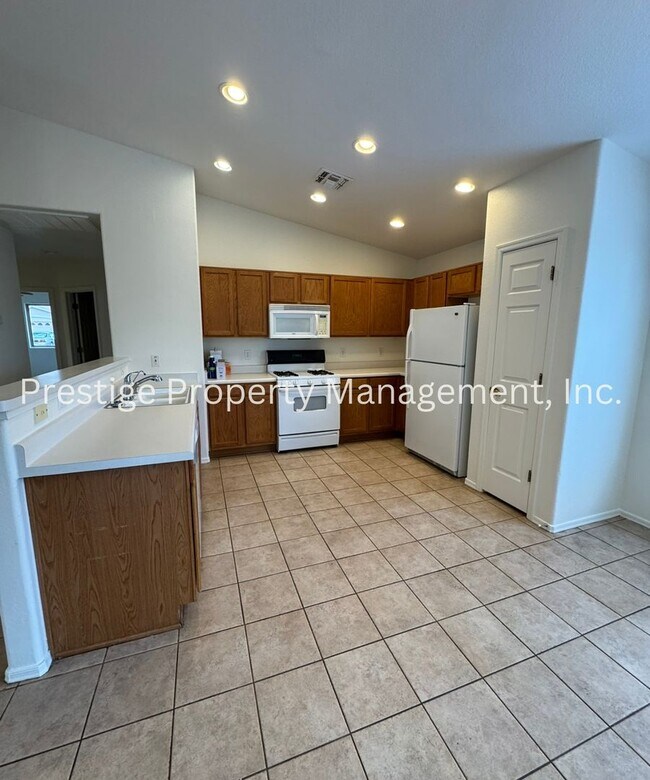 Building Photo - Charming All Tile 4/2 Rita Ranch Home