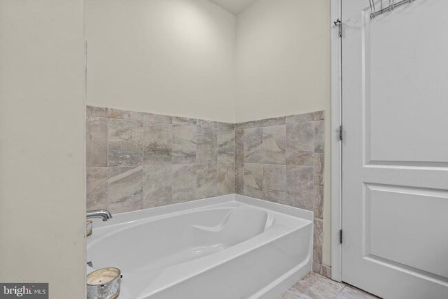 Building Photo - 1623 Fernwood Dr