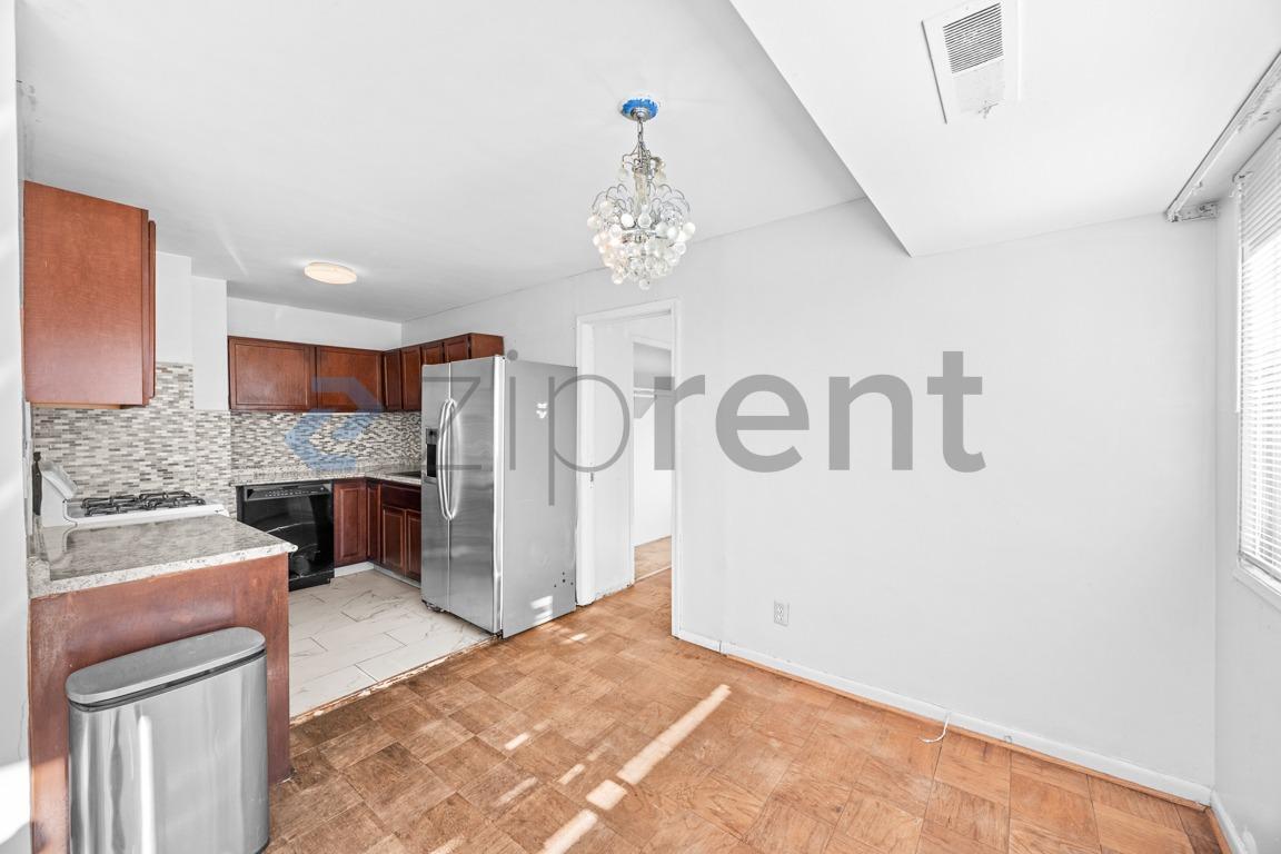 Building Photo - 5851 Quantrell Ave