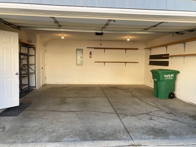 Building Photo - 1222 SE Village View Ln