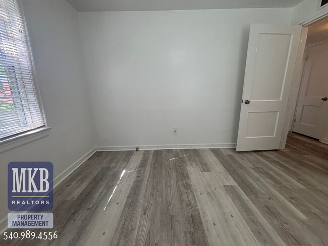Building Photo - 2 Bedrooms, 1 Bath Condo located in South ...