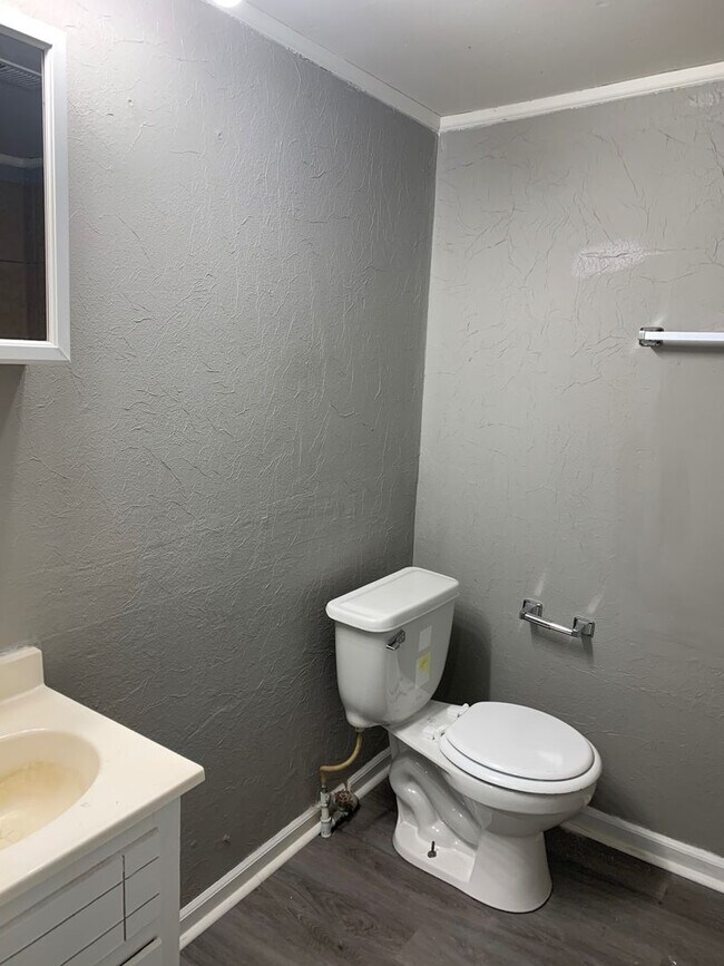 Building Photo - Available now  2 bedroom 1 bathroom home