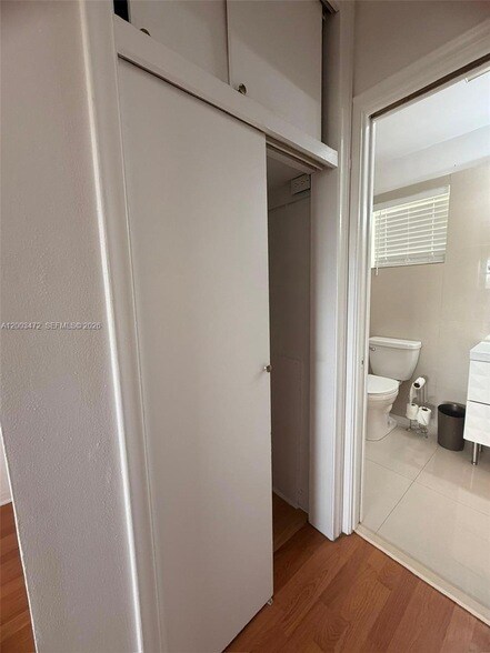 Building Photo - 20200 NE 27th Ct