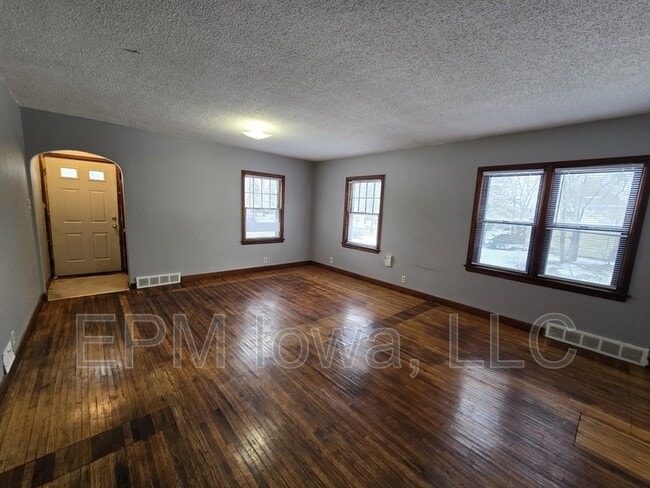 Building Photo - 401 Charles St