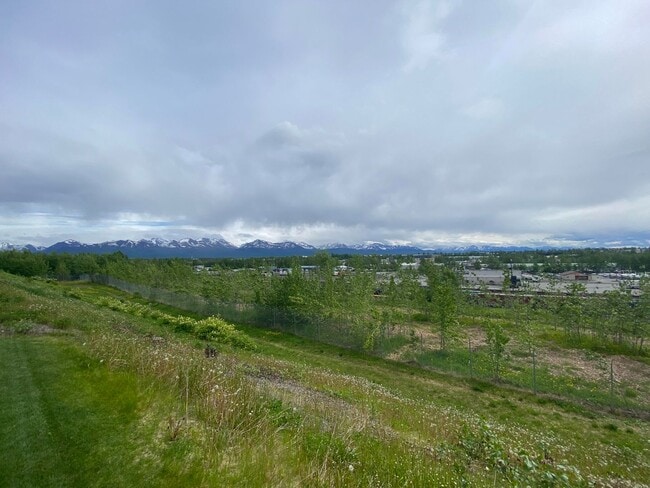 Building Photo - Meticulously well kept 3 bed, 3.5 bath Gov...